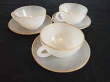 3 tasses à café et soucoupes