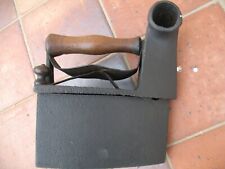 Ancien fer à repasser à braises du 19è siècle à cheminée - en fonte poignée bois