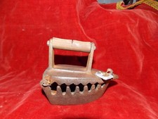 Ancien fer a repasser  a braises en fonte petit model état correct 