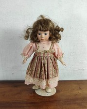 jolie poupée en porcelaine