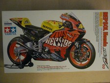 Maquette Moto 1/12 TAMIYA Ref 14097 Repsol Honda RCV211V "03" Valencia + decals