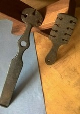 Anciens Outils Vieux Métiers Fer Forgé Scie Clé Avoyer Baille Tourne Gauche