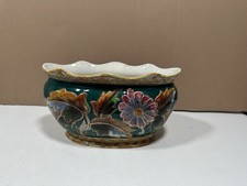 Ancien cache pot ou jardinière en faïence, barbotine, majolique décor floral 
