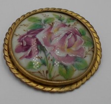 VINTAGE MEDAILLON EN PORCELAINE EMAILLEE  DE LIMOGES DECOR FLORAL ROSES