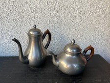 Service en étain Les etains du manoir – cafetière et théière, anses en bois