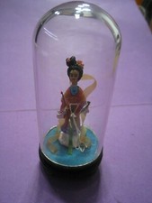 Poupée traditionnelle chinoise sous globe verre N°F74