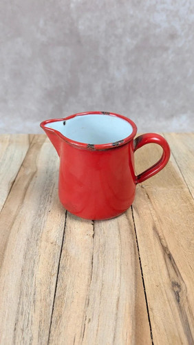 Petit pot verseur émaillé