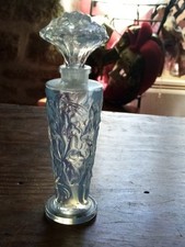 TRÈS JOLI FLACON VERRE MOULÉ