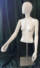 Mannequin de vitrine blanc sur