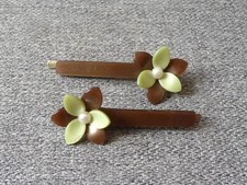 ? 2 Barrettes à Cheveux Fleur en Plastique Marron- Neuf- Evita Peroni