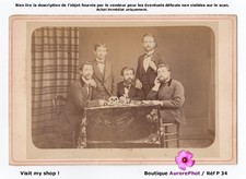 HOMMES ATTABLÉS & CRÂNE
