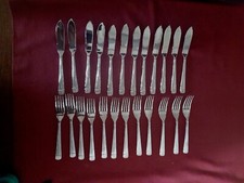 12 fourchettes et 12 couteaux
