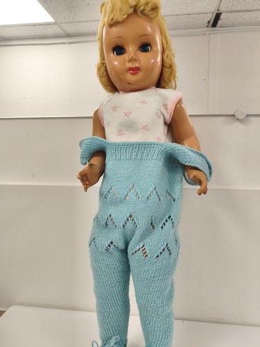 Ancienne poupée blonde aux