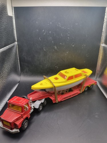 Voiture remorque avec bateau - voiture,