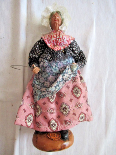 Ancien santon femme - la, serpe