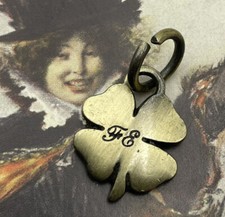 Médaillon f trèfle à 4 feuilles en laiton chiffré F.E.