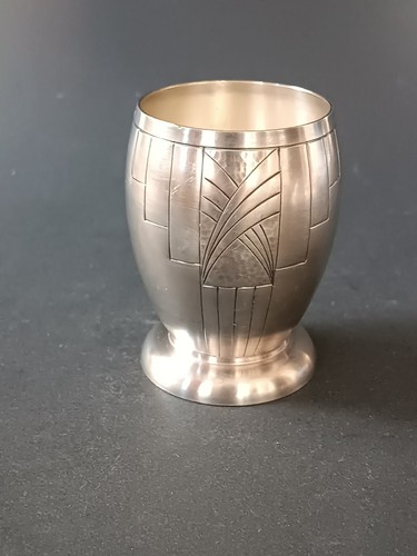 Gobelet sur pied en metal - sur,