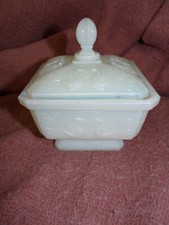 Bonbonnière en verre moulé