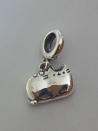 Charm pendant chat