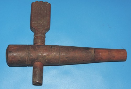 Ancien grand robinet bois - grand,