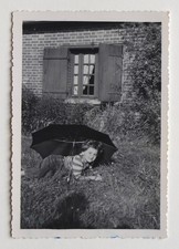 Enfant allongé herbe parapluie soleil ombre photographe - Photo vintage snapshot