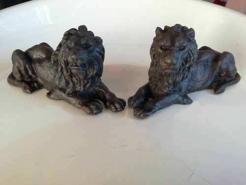 Deux anciennes sculptures lion - deux,