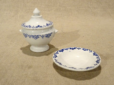 Ancienne dinette en faïence une soupière et un plat