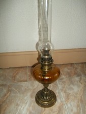 ancienne lampe à pétrole en laiton hauteur 54 cm, diamètre cuve en verre jaune