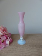 Vase Romantique Soliflore Rose en Opaline avec Pied Torsadé Blanc Opalescent