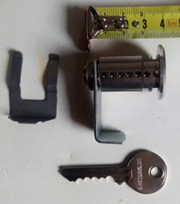 Serrure batteuse pour boîte aux lettres normalisé la poste