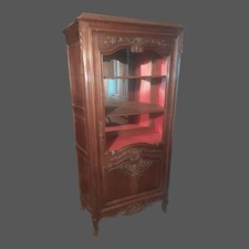 Vitrine argentier style Régence en noyer sculpté et galbé de France années 1930