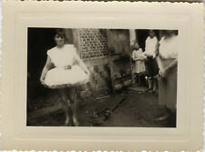 PHOTO ANCIENNE - VINTAGE SNAPSHOT - DANSE DANSEUSE TUTU DRÔLE JARDIN - DANCE