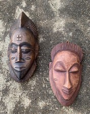 Lot de 2 petits masques Africain en bois sculptés à la main hauteur 20-22 cm