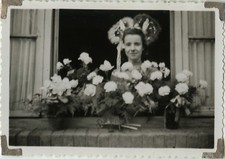 PHOTO ANCIENNE - VINTAGE SNAPSHOT - CADRAGE FLEURS PORTRAIT DRÔLE - FLOWERS 1