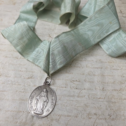 Pendentif médaille sainte - pendentif,