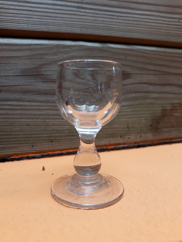 Petit verre liqueur pied - à,