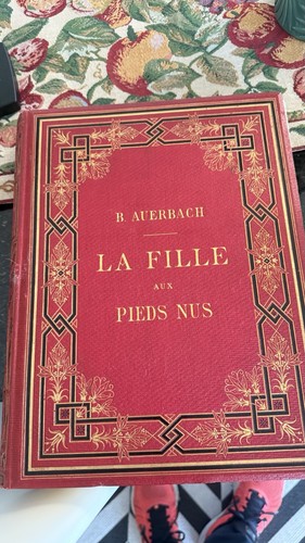 Fille aux pieds nus - fille,
