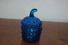 décoration en verre  moulé bleu ,pot à moutarde , bougie, épices , belle table