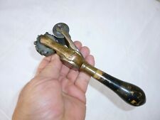 ROULEAU A FESTONNER FESTONNEUR A MOLETTE TAMPON ENCREUR BRODERIE ?  L' EXPRESS