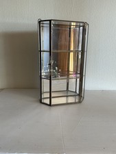 Petite vitrine à étagères en verre, métal à poser ou suspendre