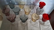 12 verres à pieds de couleur