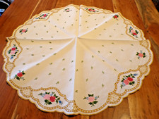 Linge ancien Napperon lin blanc brodé  a la main de fleurs multicolores