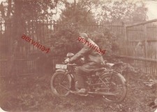 Homme avec capot en cuir sur