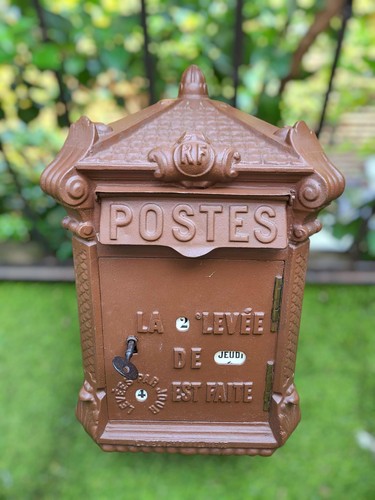 Boite aux lettres ancienne - , en