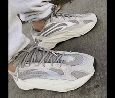 yeezy 700 grise