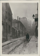 France, Paris, Quartier Montmartre. Passage Cottin dans le brouillard  Vintage s