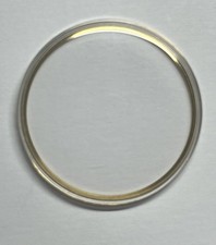 UN VERRE PLEXI AVEC BAGUE DORE