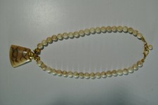 Collier bijou perle pierre minérale jaspe ? beige monture métal doré