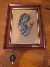 Cadre avec jeune fille en