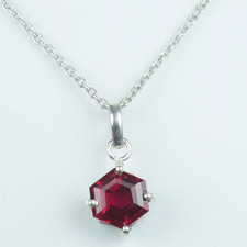 Pendentif coupe hexagone rubis